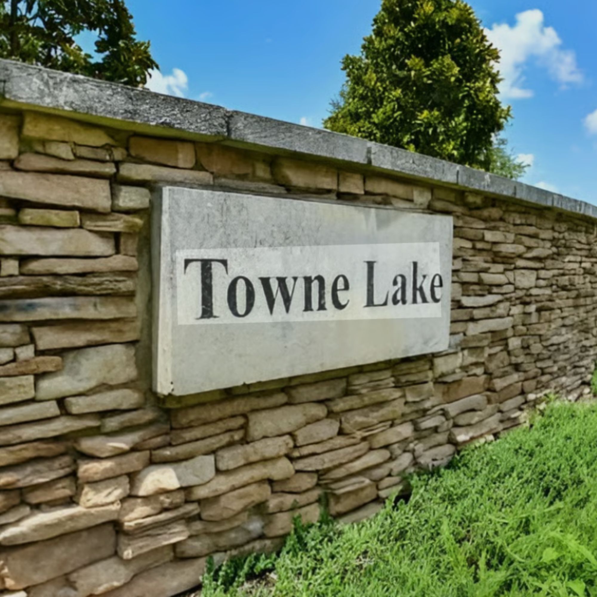 Modern homes in Towne Lakes neighborhood in Opelika Alabama.