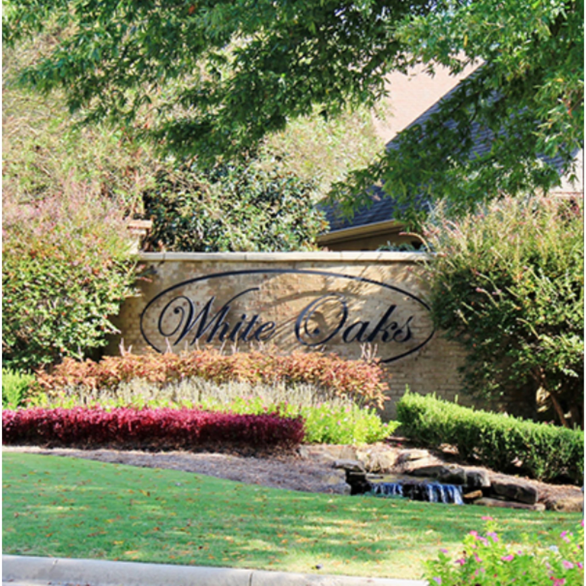 White Oak neighborhood in Auburn Alabama featuring established homes and mature trees