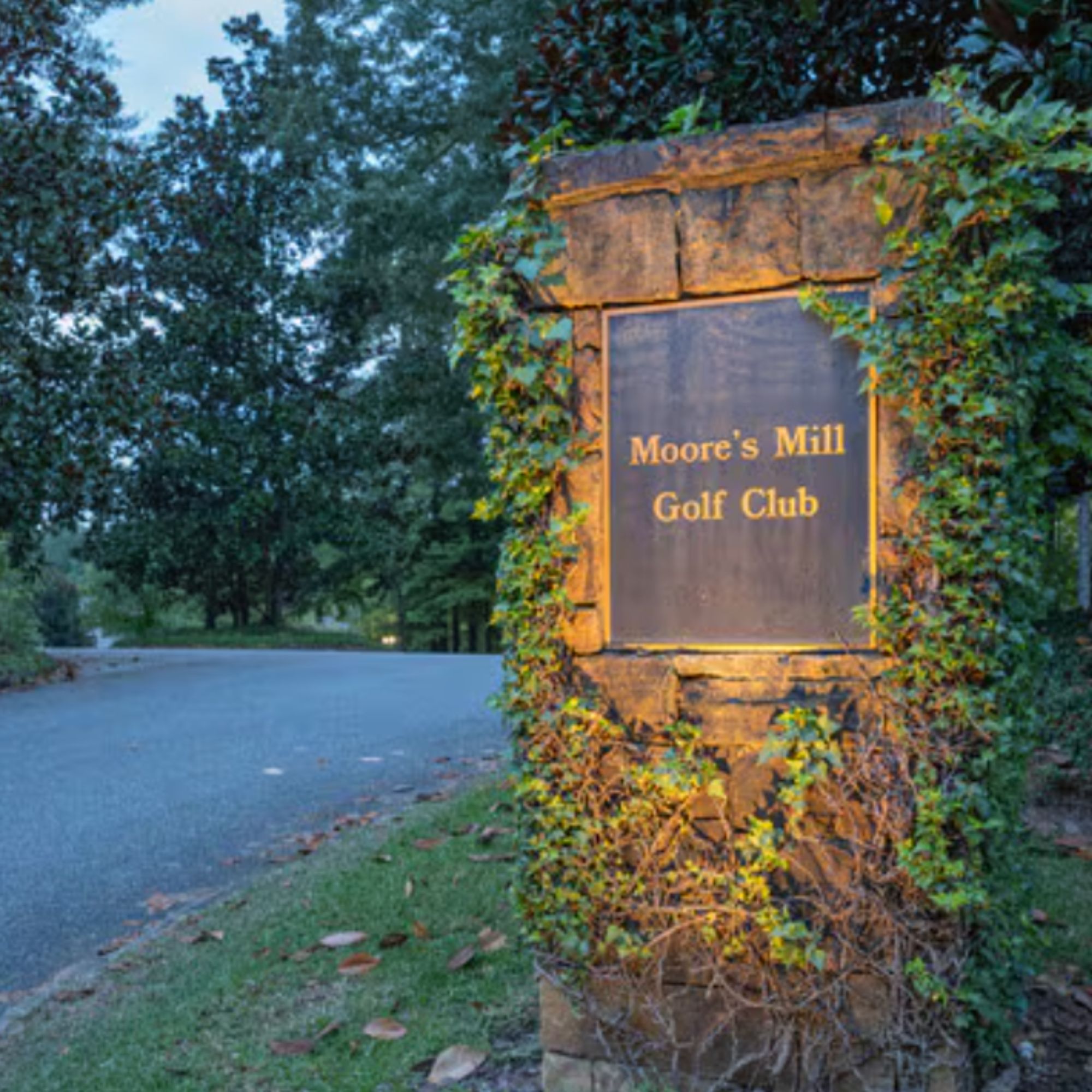 Moores Mill neighborhood in Auburn Alabama with golf course homes